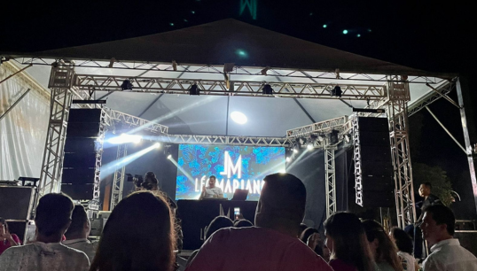 Imagem do DJ Leo mariano, realizando um evento e muitas pessoas abaixo assistindo.
